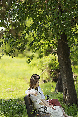 포토 JPG 주간 나무 여자 딸 행복 여유 40대 중년 여행 벤치 데이트 가족 모녀 엄마 휴가 휴식 함께함 사랑 가족애 미소 사람 앉기 잔디 상반신 20대 성인 야외 두명 옆모습 화목 다정 봄 기쁨 한국인 자녀 그늘 힐링 효도 경기도 나무그늘 두물머리 양평 여자만 국내포토 자연요소 식물 계절 감정 뷰포인트 컨셉 의자 관계 모션 한국 표정 동양인 청년 파일형식