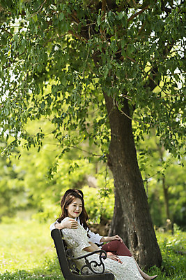 포토 JPG 주간 나무 여자 딸 행복 여유 40대 중년 여행 벤치 데이트 가족 모녀 엄마 휴가 휴식 함께함 사랑 가족애 미소 사람 앉기 잔디 상반신 20대 성인 야외 두명 옆모습 화목 다정 봄 기쁨 한국인 자녀 그늘 힐링 효도 경기도 나무그늘 두물머리 양평 여자만 국내포토 자연요소 식물 계절 감정 뷰포인트 컨셉 의자 관계 모션 한국 표정 동양인 청년 파일형식