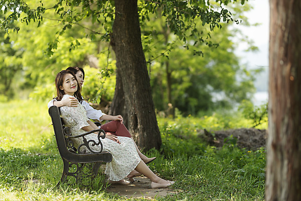 포토 JPG 주간 전신 나무 여자 딸 행복 여유 40대 중년 여행 벤치 데이트 가족 모녀 엄마 휴가 휴식 함께함 사랑 가족애 미소 사람 앉기 잔디 20대 성인 야외 두명 옆모습 화목 다정 봄 기쁨 한국인 자녀 그늘 힐링 효도 경기도 나무그늘 두물머리 양평 여자만 국내포토 자연요소 식물 계절 감정 뷰포인트 컨셉 의자 관계 모션 한국 표정 동양인 청년 파일형식