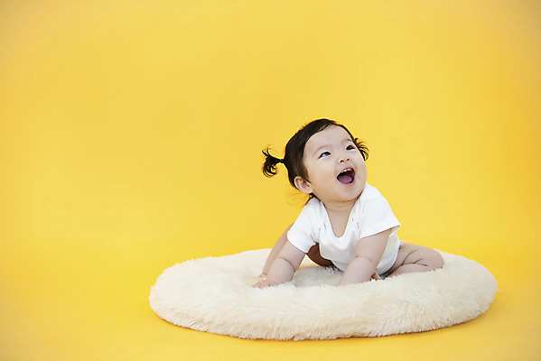 포토 JPG 스튜디오촬영 전신 여자 생명 실내 방석 한명 미소 사람 앉기 앞모습 귀여움 한국인 성장 아기 잡기 보호 기저귀 노란배경 천진난만 여자아기한명만 국내포토 1 뷰포인트 백그라운드 컨셉 모션 표정 동양인 내부 노란색 아기용품 여자한명만 여자아기만 파일형식