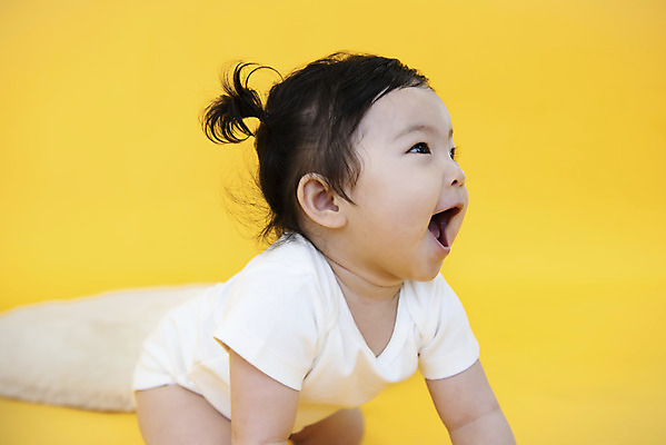 포토 JPG 스튜디오촬영 여자 생명 실내 한명 미소 사람 상반신 옆모습 귀여움 한국인 성장 아기 보호 즐거움 기저귀 노란배경 천진난만 여자아기한명만 국내포토 1 감정 뷰포인트 백그라운드 컨셉 표정 동양인 내부 노란색 아기용품 여자한명만 여자아기만 파일형식