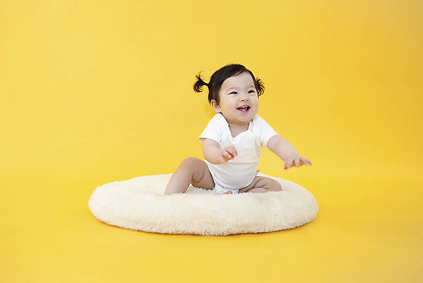 포토 JPG 스튜디오촬영 전신 여자 생명 실내 방석 한명 미소 사람 앉기 앞모습 귀여움 한국인 성장 아기 잡기 보호 기저귀 노란배경 천진난만 여자아기한명만 국내포토 1 뷰포인트 백그라운드 컨셉 모션 표정 동양인 내부 노란색 아기용품 여자한명만 여자아기만 파일형식