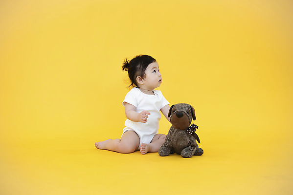 포토 JPG 스튜디오촬영 전신 여자 인형 생명 실내 한명 들기 사람 옆모습 장난감 귀여움 한국인 성장 아기 보호 호기심 기저귀 강아지인형 노란배경 천진난만 여자아기한명만 국내포토 1 감정 뷰포인트 백그라운드 컨셉 모션 동양인 내부 노란색 아기용품 여자한명만 여자아기만 파일형식