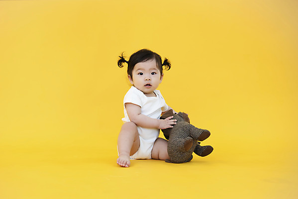 포토 JPG 스튜디오촬영 전신 여자 인형 생명 실내 한명 사람 앉기 앞모습 귀여움 한국인 성장 아기 보호 기저귀 강아지인형 노란배경 천진난만 여자아기한명만 애착인형 국내포토 1 뷰포인트 백그라운드 컨셉 모션 동양인 내부 노란색 아기용품 여자한명만 여자아기만 파일형식