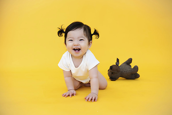 포토 JPG 스튜디오촬영 전신 여자 인형 생명 실내 한명 미소 사람 앞모습 장난감 귀여움 한국인 성장 아기 보호 즐거움 기저귀 기어가기 강아지인형 노란배경 천진난만 여자아기한명만 국내포토 1 감정 뷰포인트 백그라운드 컨셉 모션 표정 동양인 내부 노란색 아기용품 여자한명만 여자아기만 파일형식