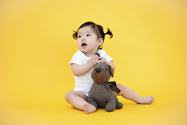 포토 JPG 스튜디오촬영 전신 응시 여자 인형 생명 실내 한명 들기 사람 앞모습 장난감 귀여움 한국인 올려보기 성장 아기 보호 기저귀 강아지인형 노란배경 천진난만 여자아기한명만 국내포토 1 시선 뷰포인트 백그라운드 컨셉 모션 동양인 내부 노란색 아기용품 여자한명만 여자아기만 파일형식