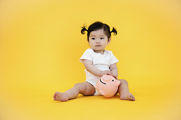 포토 JPG 스튜디오촬영 전신 응시 여자 생명 실내 한명 들기 사람 앉기 앞모습 금융 귀여움 한국인 돼지저금통 저금통 성장 아기 보호 기저귀 노란배경 천진난만 여자아기한명만 금융의날 국내포토 1 시선 뷰포인트 백그라운드 컨셉 모션 동양인 내부 경제 노란색 아기용품 저축 여자한명만 여자아기만 파일형식 법정기념일