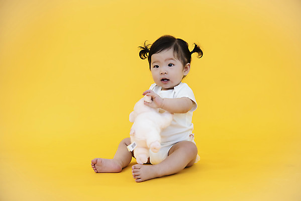 포토 JPG 스튜디오촬영 전신 여자 인형 생명 실내 한명 사람 앉기 옆모습 금융 장난감 귀여움 한국인 성장 아기 돼지 보호 기저귀 노란배경 돼지인형 천진난만 여자아기한명만 국내포토 1 뷰포인트 백그라운드 컨셉 포유류 모션 동양인 내부 경제 노란색 아기용품 여자한명만 여자아기만 파일형식
