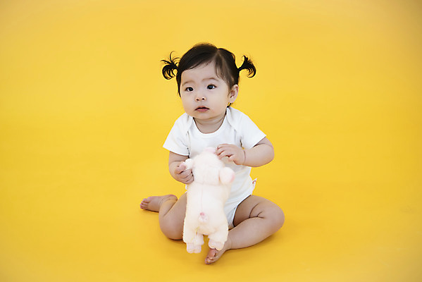 포토 JPG 스튜디오촬영 전신 여자 인형 생명 실내 한명 사람 앉기 앞모습 금융 장난감 귀여움 한국인 성장 아기 돼지 보호 기저귀 노란배경 돼지인형 천진난만 여자아기한명만 국내포토 1 뷰포인트 백그라운드 컨셉 포유류 모션 동양인 내부 경제 노란색 아기용품 여자한명만 여자아기만 파일형식