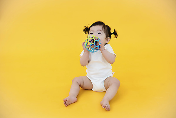 포토 JPG 스튜디오촬영 전신 여자 공 생명 실내 한명 들기 사람 앉기 앞모습 장난감 귀여움 한국인 성장 아기 보호 기저귀 노란배경 놀기 천진난만 여자아기한명만 국내포토 1 뷰포인트 백그라운드 컨셉 모션 동양인 내부 노란색 아기용품 여자한명만 여자아기만 파일형식