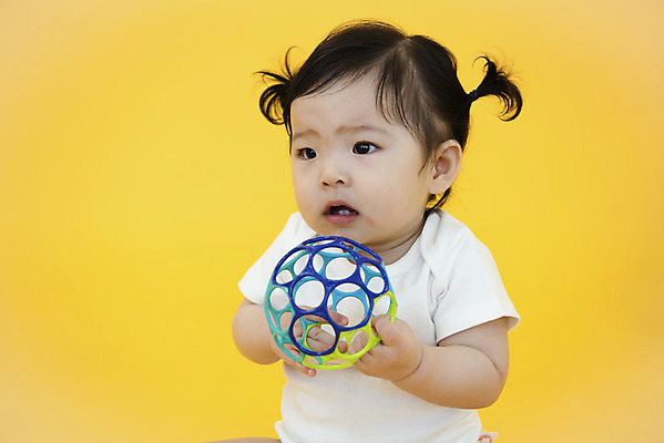 포토 JPG 스튜디오촬영 응시 여자 공 생명 실내 한명 들기 사람 앉기 상반신 옆모습 장난감 귀여움 한국인 성장 아기 찡그림 보호 기저귀 노란배경 놀기 천진난만 여자아기한명만 국내포토 1 시선 뷰포인트 백그라운드 컨셉 모션 표정 동양인 내부 노란색 아기용품 여자한명만 여자아기만 파일형식