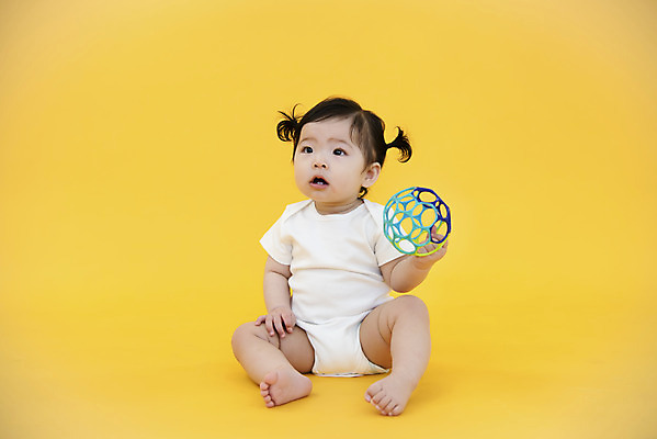 포토 JPG 스튜디오촬영 전신 여자 공 생명 실내 한명 들기 사람 앉기 앞모습 장난감 귀여움 한국인 성장 아기 보호 기저귀 노란배경 놀기 천진난만 여자아기한명만 국내포토 1 뷰포인트 백그라운드 컨셉 모션 동양인 내부 노란색 아기용품 여자한명만 여자아기만 파일형식