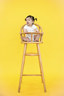포토 JPG 스튜디오촬영 전신 응시 여자 의자 생명 실내 한명 사람 앉기 앞모습 귀여움 한국인 올려보기 성장 아기 보호 기저귀 노란배경 아기의자 천진난만 여자아기한명만 국내포토 1 시선 뷰포인트 가구 백그라운드 컨셉 모션 동양인 내부 노란색 아기용품 여자한명만 여자아기만 파일형식
