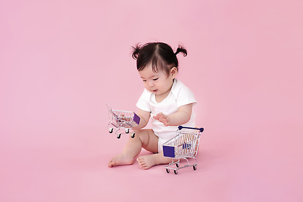 포토 JPG 스튜디오촬영 전신 여자 생명 실내 한명 사람 옆모습 장난감 귀여움 쇼핑카 한국인 성장 아기 보호 기저귀 천진난만 여자아기한명만 분홍색배경 국내포토 1 뷰포인트 분홍색 백그라운드 컨셉 동양인 내부 쇼핑 카트 아기용품 여자한명만 여자아기만 파일형식