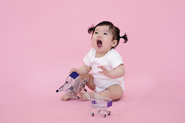 포토 JPG 스튜디오촬영 전신 여자 생명 실내 한명 미소 웃음 사람 옆모습 장난감 귀여움 놀람 쇼핑카 한국인 성장 아기 보호 즐거움 기저귀 천진난만 여자아기한명만 분홍색배경 국내포토 1 감정 뷰포인트 분홍색 백그라운드 컨셉 표정 동양인 내부 쇼핑 카트 아기용품 여자한명만 여자아기만 파일형식