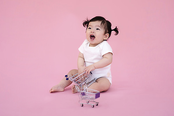 포토 JPG 스튜디오촬영 전신 여자 생명 실내 한명 미소 웃음 사람 옆모습 장난감 귀여움 쇼핑카 한국인 성장 아기 보호 즐거움 기저귀 천진난만 여자아기한명만 분홍색배경 국내포토 1 감정 뷰포인트 분홍색 백그라운드 컨셉 표정 동양인 내부 쇼핑 카트 아기용품 여자한명만 여자아기만 파일형식