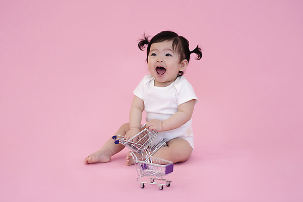 포토 JPG 스튜디오촬영 전신 여자 생명 실내 한명 미소 웃음 사람 앞모습 장난감 귀여움 쇼핑카 한국인 성장 아기 보호 즐거움 기저귀 천진난만 여자아기한명만 분홍색배경 국내포토 1 감정 뷰포인트 분홍색 백그라운드 컨셉 표정 동양인 내부 쇼핑 카트 아기용품 여자한명만 여자아기만 파일형식