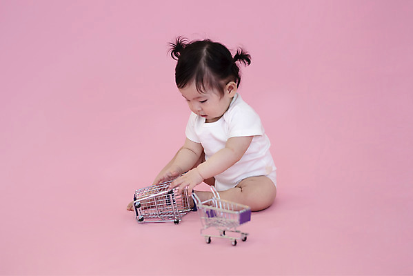포토 JPG 스튜디오촬영 전신 여자 생명 실내 한명 사람 옆모습 장난감 귀여움 쇼핑카 한국인 성장 아기 보호 기저귀 천진난만 여자아기한명만 분홍색배경 국내포토 1 뷰포인트 분홍색 백그라운드 컨셉 동양인 내부 쇼핑 카트 아기용품 여자한명만 여자아기만 파일형식