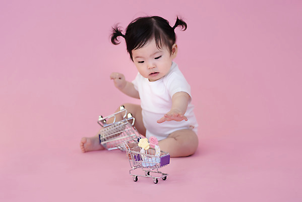 포토 JPG 스튜디오촬영 전신 여자 생명 실내 한명 사람 옆모습 장난감 귀여움 쇼핑카 한국인 성장 아기 보호 기저귀 천진난만 치발기 여자아기한명만 분홍색배경 국내포토 1 뷰포인트 분홍색 백그라운드 컨셉 동양인 내부 쇼핑 카트 아기용품 여자한명만 여자아기만 파일형식