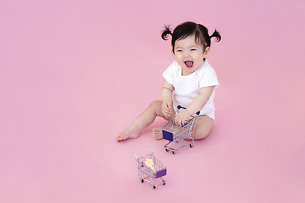 포토 JPG 스튜디오촬영 전신 여자 생명 실내 한명 미소 웃음 사람 앞모습 장난감 귀여움 쇼핑카 한국인 성장 아기 보호 즐거움 기저귀 천진난만 여자아기한명만 분홍색배경 국내포토 1 감정 뷰포인트 분홍색 백그라운드 컨셉 표정 동양인 내부 쇼핑 카트 아기용품 여자한명만 여자아기만 파일형식