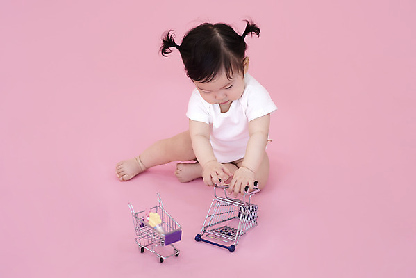 포토 JPG 스튜디오촬영 전신 여자 생명 실내 한명 사람 앞모습 장난감 귀여움 쇼핑카 한국인 성장 아기 보호 기저귀 천진난만 여자아기한명만 분홍색배경 국내포토 1 뷰포인트 분홍색 백그라운드 컨셉 동양인 내부 쇼핑 카트 아기용품 여자한명만 여자아기만 파일형식