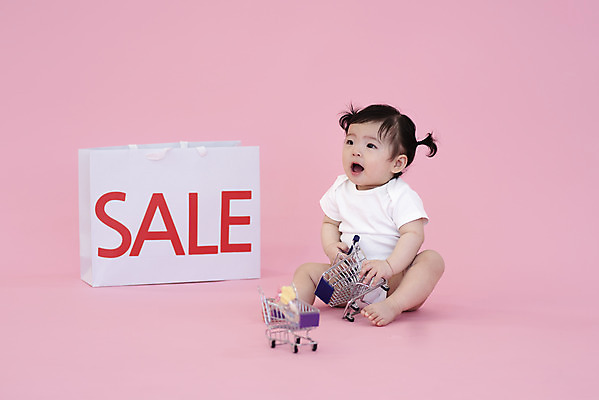 포토 JPG 스튜디오촬영 전신 여자 생명 실내 한명 사람 앉기 앞모습 쇼핑 쇼핑백 세일 귀여움 쇼핑카 한국인 성장 아기 보호 기저귀 천진난만 여자아기한명만 국내포토 1 뷰포인트 컨셉 가방 모션 동양인 내부 카트 아기용품 여자한명만 여자아기만 파일형식