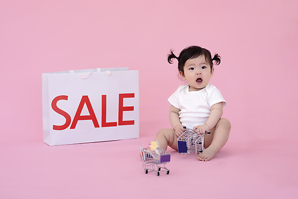 포토 JPG 스튜디오촬영 전신 여자 생명 실내 한명 사람 앉기 앞모습 쇼핑 쇼핑백 세일 귀여움 쇼핑카 한국인 성장 아기 보호 기저귀 천진난만 여자아기한명만 국내포토 1 뷰포인트 컨셉 가방 모션 동양인 내부 카트 아기용품 여자한명만 여자아기만 파일형식