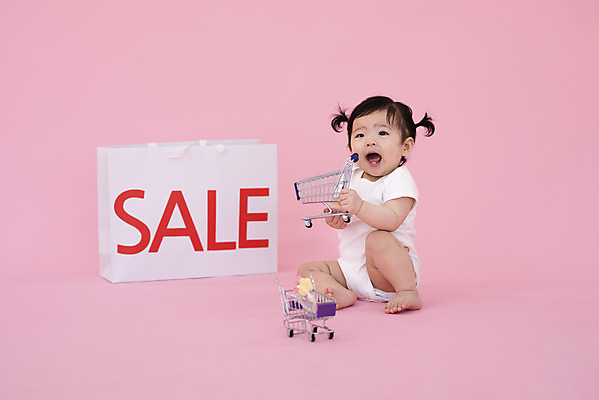 포토 JPG 스튜디오촬영 전신 여자 생명 실내 한명 사람 앉기 앞모습 쇼핑 쇼핑백 세일 귀여움 쇼핑카 한국인 성장 아기 보호 기저귀 천진난만 여자아기한명만 국내포토 1 뷰포인트 컨셉 가방 모션 동양인 내부 카트 아기용품 여자한명만 여자아기만 파일형식