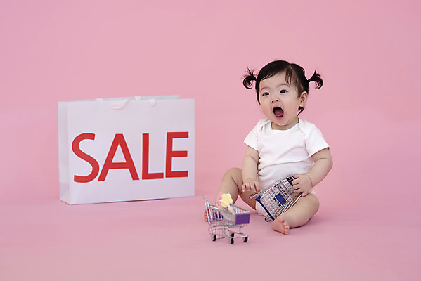 포토 JPG 스튜디오촬영 전신 여자 생명 실내 한명 들기 사람 앉기 앞모습 쇼핑 쇼핑백 세일 귀여움 쇼핑카 한국인 성장 아기 보호 기저귀 천진난만 여자아기한명만 국내포토 1 뷰포인트 컨셉 가방 모션 동양인 내부 카트 아기용품 여자한명만 여자아기만 파일형식