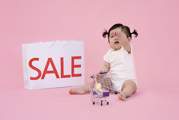 포토 JPG 스튜디오촬영 전신 여자 손가락 생명 실내 한명 들기 사람 앉기 앞모습 쇼핑 쇼핑백 귀여움 쇼핑카 한국인 성장 가리킴 아기 보호 기저귀 천진난만 여자아기한명만 국내포토 1 손 뷰포인트 컨셉 가방 모션 동양인 손짓 내부 카트 아기용품 여자한명만 여자아기만 파일형식