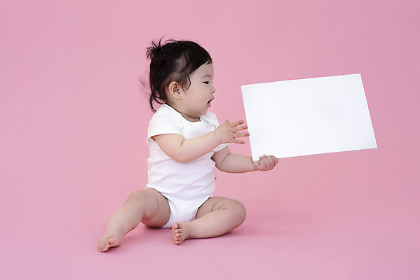 포토 JPG 스튜디오촬영 전신 배너 여자 생명 사각프레임 실내 한명 들기 사람 앉기 옆모습 귀여움 한국인 성장 아기 보호 기저귀 천진난만 여자아기한명만 국내포토 1 뷰포인트 컨셉 모션 프레임 동양인 내부 사각형 아기용품 여자한명만 여자아기만 파일형식