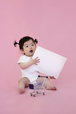 포토 JPG 스튜디오촬영 전신 배너 여자 생명 사각프레임 실내 한명 들기 사람 앉기 앞모습 귀여움 놀람 쇼핑카 한국인 성장 아기 보호 기저귀 천진난만 여자아기한명만 국내포토 1 감정 뷰포인트 컨셉 모션 프레임 표정 동양인 내부 쇼핑 사각형 카트 아기용품 여자한명만 여자아기만 파일형식