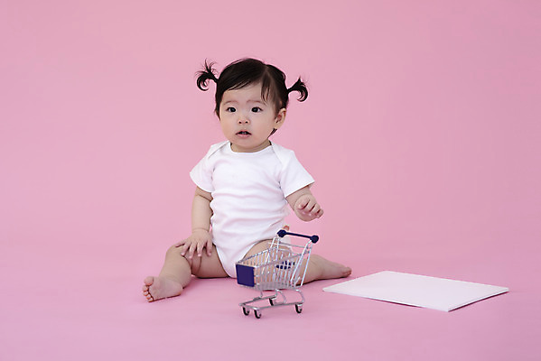 포토 JPG 스튜디오촬영 전신 배너 응시 여자 생명 사각프레임 실내 한명 사람 앉기 앞모습 귀여움 쇼핑카 한국인 성장 아기 보호 기저귀 천진난만 여자아기한명만 국내포토 1 시선 뷰포인트 컨셉 모션 프레임 동양인 내부 쇼핑 사각형 카트 아기용품 여자한명만 여자아기만 파일형식