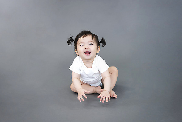 포토 JPG 스튜디오촬영 전신 응시 여자 회색배경 생명 실내 한명 미소 사람 앉기 앞모습 귀여움 한국인 올려보기 성장 아기 보호 즐거움 기저귀 천진난만 여자아기한명만 국내포토 1 시선 감정 뷰포인트 백그라운드 컨셉 모션 표정 동양인 내부 회색 아기용품 여자한명만 여자아기만 파일형식