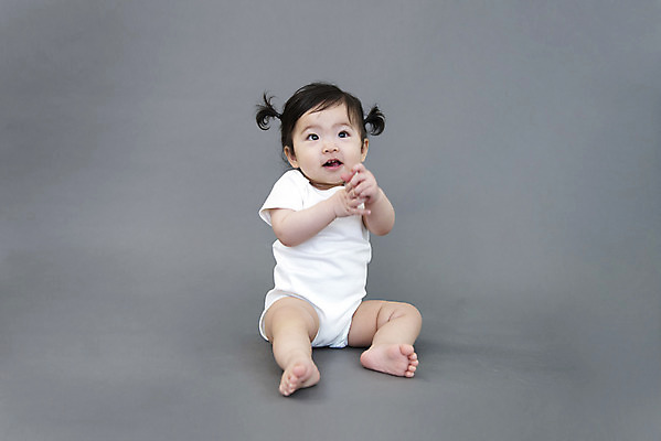 포토 JPG 스튜디오촬영 전신 응시 여자 회색배경 생명 실내 한명 미소 들기 사람 앉기 앞모습 귀여움 한국인 성장 아기 보호 즐거움 기저귀 천진난만 여자아기한명만 국내포토 1 시선 감정 뷰포인트 백그라운드 컨셉 모션 표정 동양인 내부 회색 아기용품 여자한명만 여자아기만 파일형식