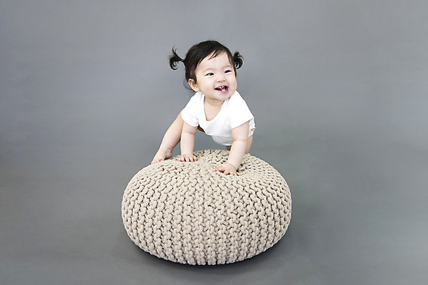 포토 JPG 스튜디오촬영 전신 여자 쿠션 회색배경 생명 실내 방석 한명 미소 사람 앞모습 귀여움 한국인 성장 아기 잡기 보호 개구쟁이 즐거움 기저귀 오르기 천진난만 여자아기한명만 국내포토 1 감정 뷰포인트 백그라운드 컨셉 모션 표정 동양인 내부 회색 아기용품 여자한명만 여자아기만 파일형식