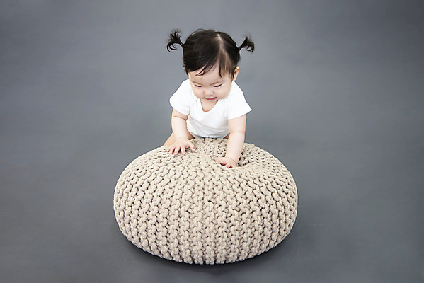 포토 JPG 스튜디오촬영 여자 쿠션 회색배경 생명 실내 방석 한명 미소 사람 상반신 앞모습 귀여움 한국인 성장 아기 잡기 보호 즐거움 기저귀 천진난만 여자아기한명만 내려보기 국내포토 1 감정 뷰포인트 백그라운드 컨셉 모션 표정 동양인 내부 회색 아기용품 여자한명만 여자아기만 파일형식