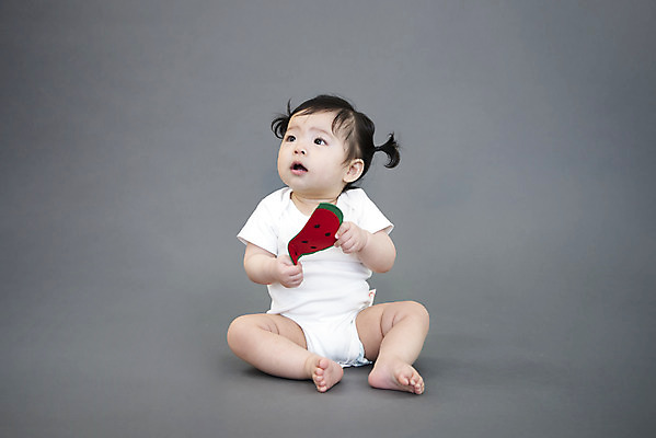 포토 JPG 스튜디오촬영 전신 응시 여자 생명 수박 실내 한명 들기 사람 앉기 앞모습 장난감 귀여움 한국인 올려보기 성장 아기 보호 기저귀 천진난만 여자아기한명만 국내포토 1 시선 뷰포인트 컨셉 과일 모션 동양인 내부 아기용품 여자한명만 여자아기만 파일형식
