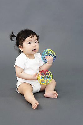 포토 JPG 스튜디오촬영 전신 응시 여자 교육 공 놀이 회색배경 생명 실내 한명 들기 사람 옆모습 장난감 귀여움 한국인 올려보기 성장 아기 보호 유아교육 기저귀 유아교구 천진난만 여자아기한명만 국내포토 1 시선 뷰포인트 백그라운드 컨셉 모션 동양인 내부 회색 아기용품 유아교재 여자한명만 여자아기만 파일형식
