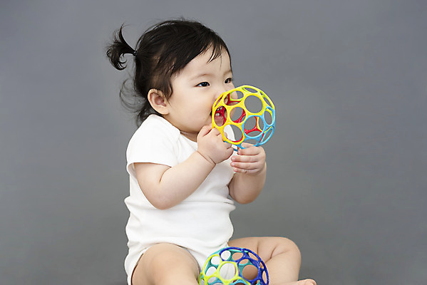 포토 JPG 스튜디오촬영 전신 응시 여자 교육 공 놀이 생명 실내 한명 들기 사람 앉기 옆모습 귀여움 한국인 성장 아기 보호 물기 유아교육 기저귀 유아교구 천진난만 여자아기한명만 국내포토 1 시선 뷰포인트 컨셉 모션 동양인 내부 아기용품 유아교재 여자한명만 여자아기만 파일형식