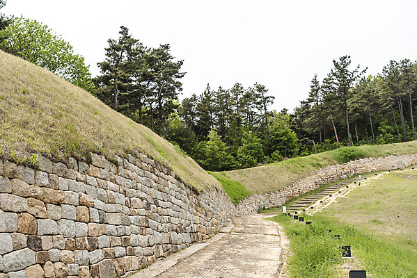 포토 JPG 주간 나무 한국전통 여행 유적지 풍경 사람없음 야외 관광지 봄 세계문화유산 문화재 역사 한국사 국내여행 부여 사적지 성곽길 백제역사유적지구 부여나성 국내포토 자연요소 식물 전통 계절 길 고건축 한국 성 충청남도 파일형식