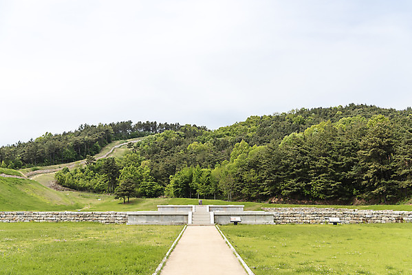 포토 JPG 주간 나무 한국전통 여행 유적지 풍경 사람없음 야외 관광지 봄 세계문화유산 문화재 역사 한국사 국내여행 부여 사적지 백제역사유적지구 부여나성 능산리사지 국내포토 자연요소 식물 전통 계절 고건축 한국 성 충청남도 파일형식