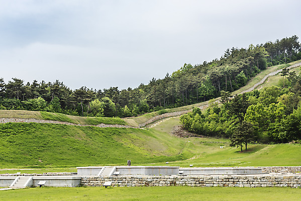 포토 JPG 주간 나무 한국전통 여행 유적지 하늘 풍경 사람없음 야외 관광지 봄 세계문화유산 문화재 역사 한국사 국내여행 부여 사적지 성곽길 백제역사유적지구 부여나성 능산리사지 국내포토 자연요소 식물 전통 계절 길 고건축 한국 성 충청남도 파일형식