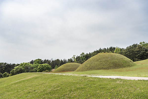 포토 JPG 주간 구름 한국전통 여행 유적지 하늘 풍경 사람없음 야외 관광지 봄 세계문화유산 문화재 역사 한국사 국내여행 능 부여 사적지 백제역사유적지구 능산리사지 국내포토 자연요소 전통 계절 고건축 한국 충청남도 파일형식
