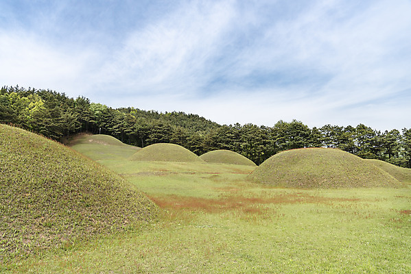 포토 JPG 주간 구름 한국전통 여행 유적지 하늘 풍경 사람없음 야외 관광지 봄 세계문화유산 문화재 역사 한국사 국내여행 능 부여 사적지 백제역사유적지구 능산리사지 국내포토 자연요소 전통 계절 고건축 한국 충청남도 파일형식
