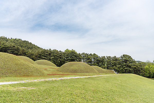 포토 JPG 주간 구름 한국전통 여행 유적지 하늘 풍경 사람없음 야외 관광지 봄 세계문화유산 문화재 역사 한국사 국내여행 능 부여 사적지 백제역사유적지구 능산리사지 국내포토 자연요소 전통 계절 고건축 한국 충청남도 파일형식
