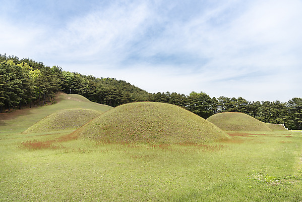 포토 JPG 주간 구름 한국전통 여행 유적지 하늘 풍경 사람없음 야외 관광지 봄 세계문화유산 문화재 역사 한국사 국내여행 능 부여 사적지 백제역사유적지구 능산리사지 국내포토 자연요소 전통 계절 고건축 한국 충청남도 파일형식