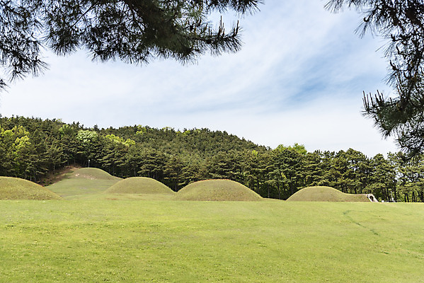 포토 JPG 주간 구름 한국전통 여행 유적지 하늘 풍경 사람없음 야외 관광지 봄 세계문화유산 문화재 역사 한국사 국내여행 능 부여 사적지 백제역사유적지구 능산리사지 국내포토 자연요소 전통 계절 고건축 한국 충청남도 파일형식