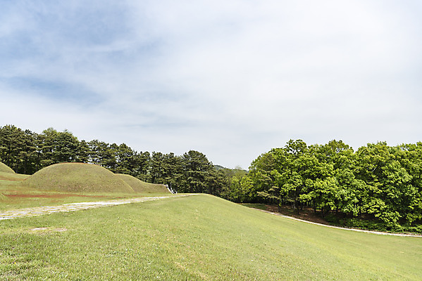 포토 JPG 주간 구름 한국전통 여행 유적지 하늘 풍경 사람없음 야외 관광지 봄 세계문화유산 문화재 역사 한국사 국내여행 능 부여 사적지 백제역사유적지구 능산리사지 국내포토 자연요소 전통 계절 고건축 한국 충청남도 파일형식