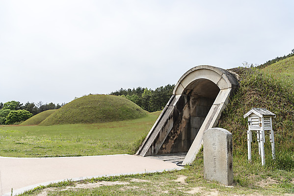 포토 JPG 주간 구름 한국전통 여행 유적지 하늘 풍경 사람없음 야외 관광지 봄 세계문화유산 문화재 역사 한국사 국내여행 능 부여 사적지 백제역사유적지구 능산리사지 국내포토 자연요소 전통 계절 고건축 한국 충청남도 파일형식